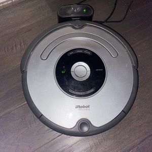 IRobot 560 Roomba vacuuming robot